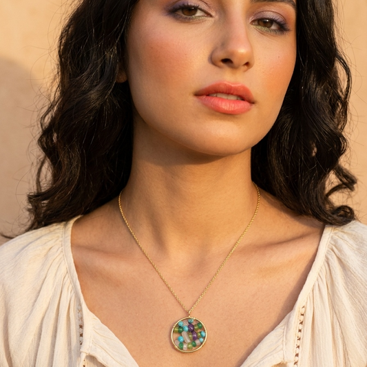 Necklace Multi stone on round pendent