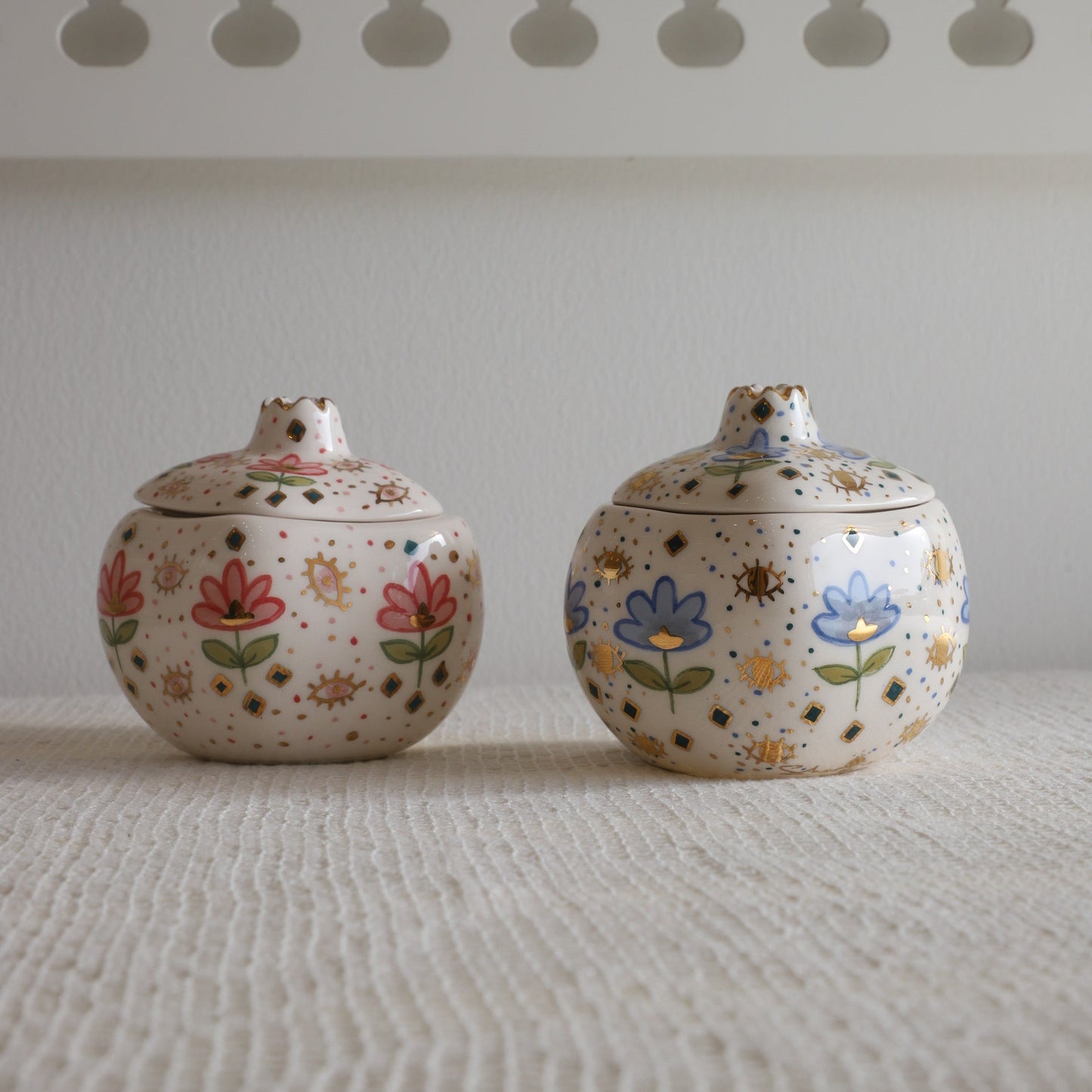 Ceramic pome  with lid flower motif