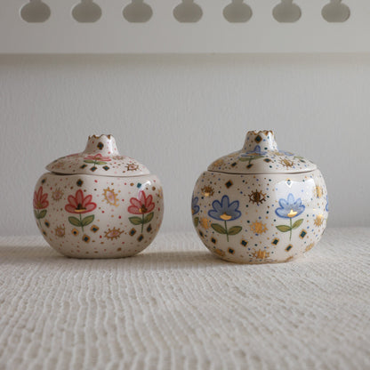 Ceramic pome  with lid flower motif