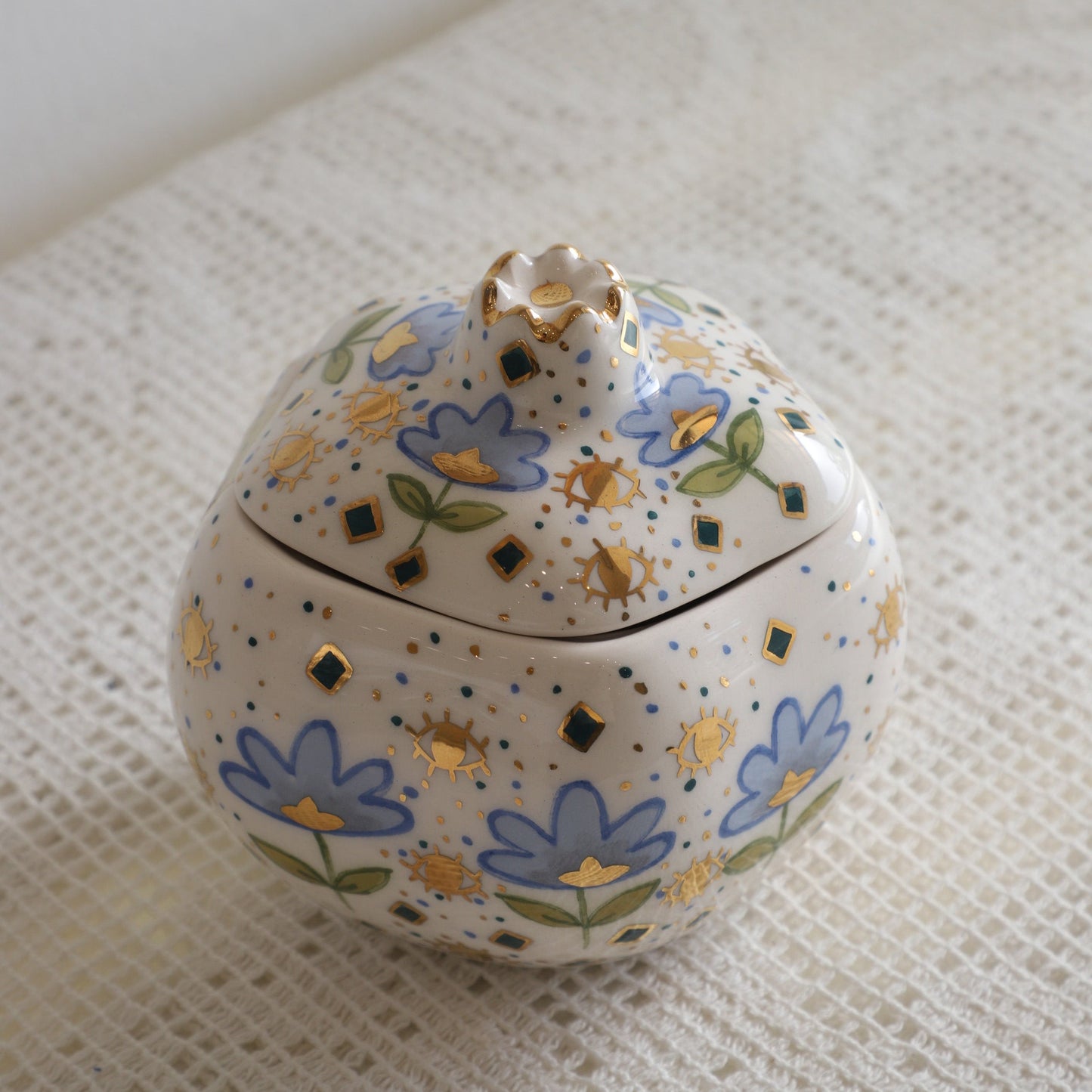 Ceramic pome  with lid flower motif