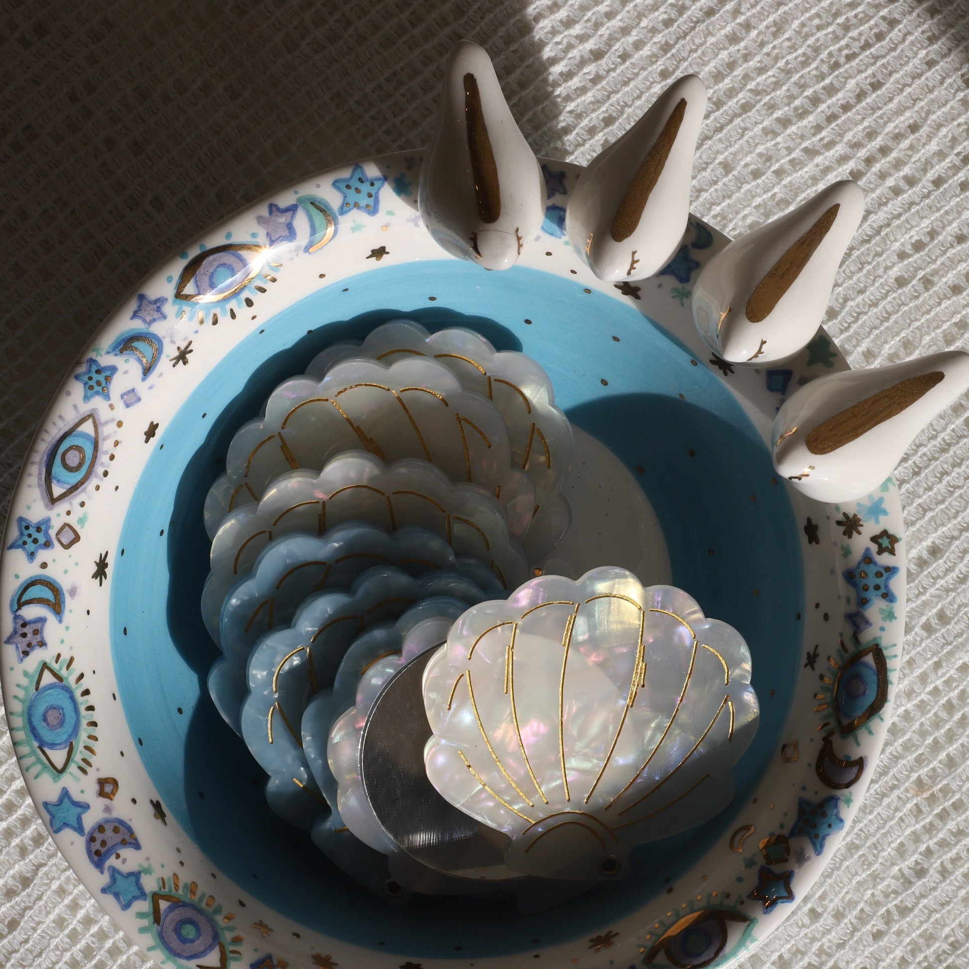 Decorative plate with shell design on a textured surface